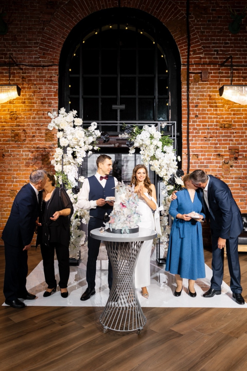 10 лет любви: свадьба с прозрачными акцентами в декоре
