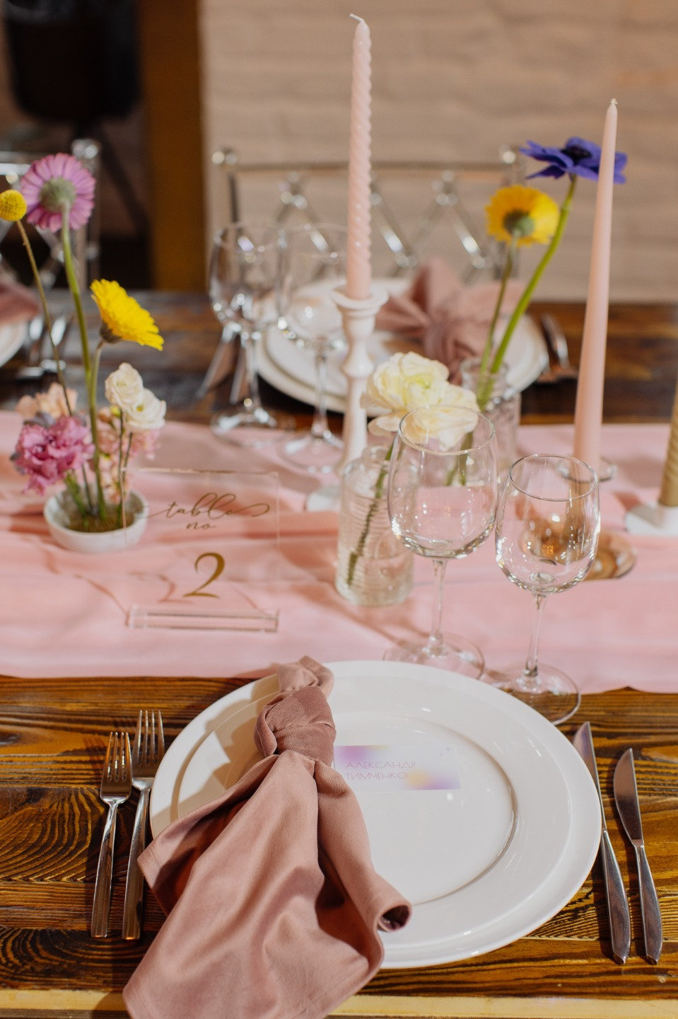 Яркая свадебная вечеринка в розовой палитре