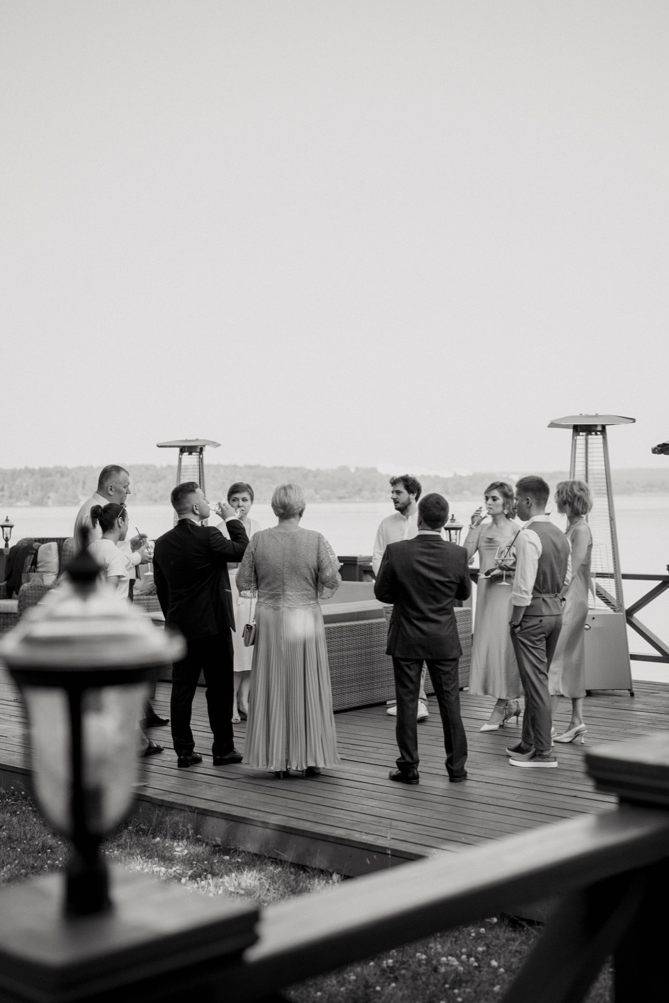 Элегантная камерная свадьба для 7 гостей на берегу озера