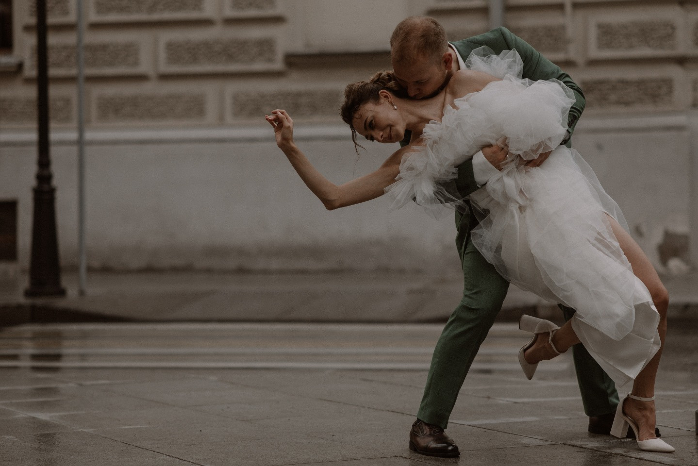 В уютном свете лампочек: свадьба в лофте в Москве