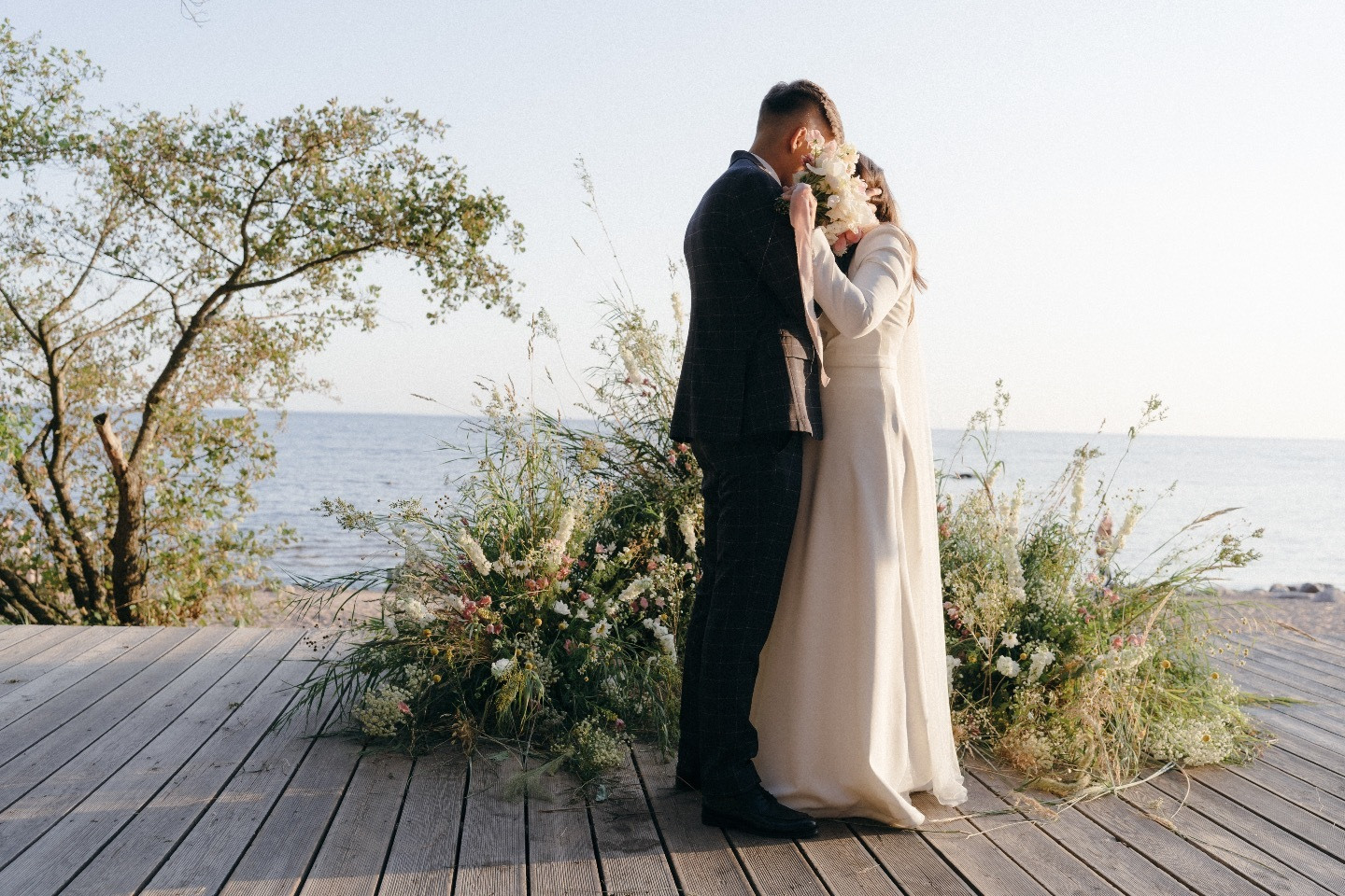 Лёгкое дуновение летнего ветра: свадьба на Финском заливе