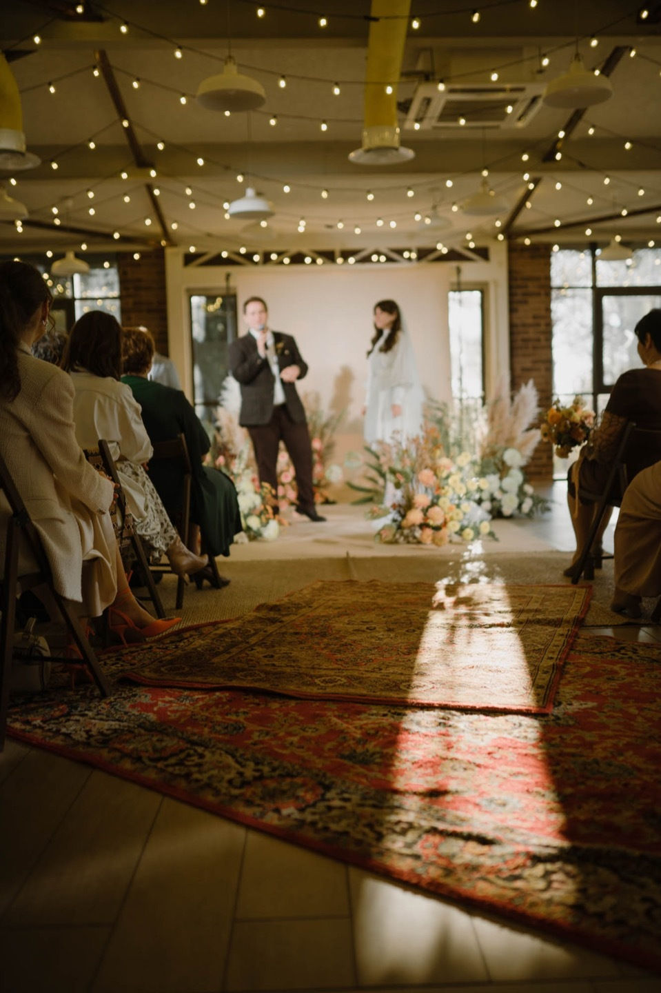 Как женятся миллениалы: уютная свадебная вечеринка