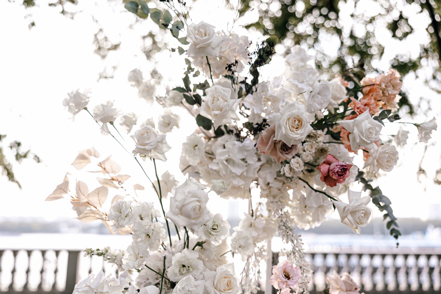 Цветущий сад: романтичная свадьба в Москве