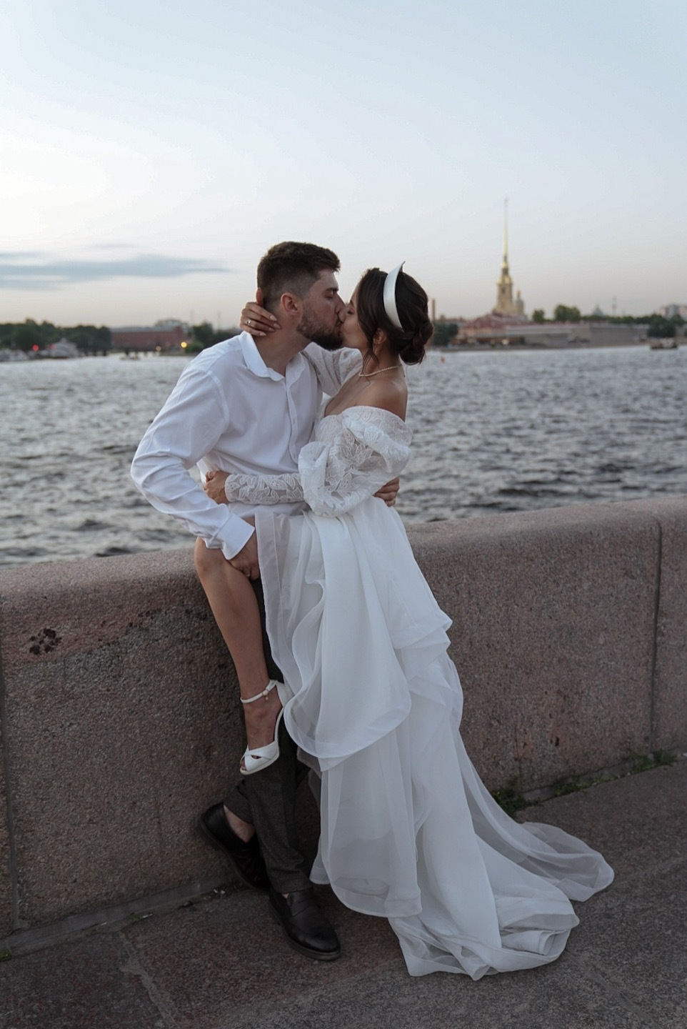 Тёплый вечер в кругу друзей: уютная свадьба в Петербурге