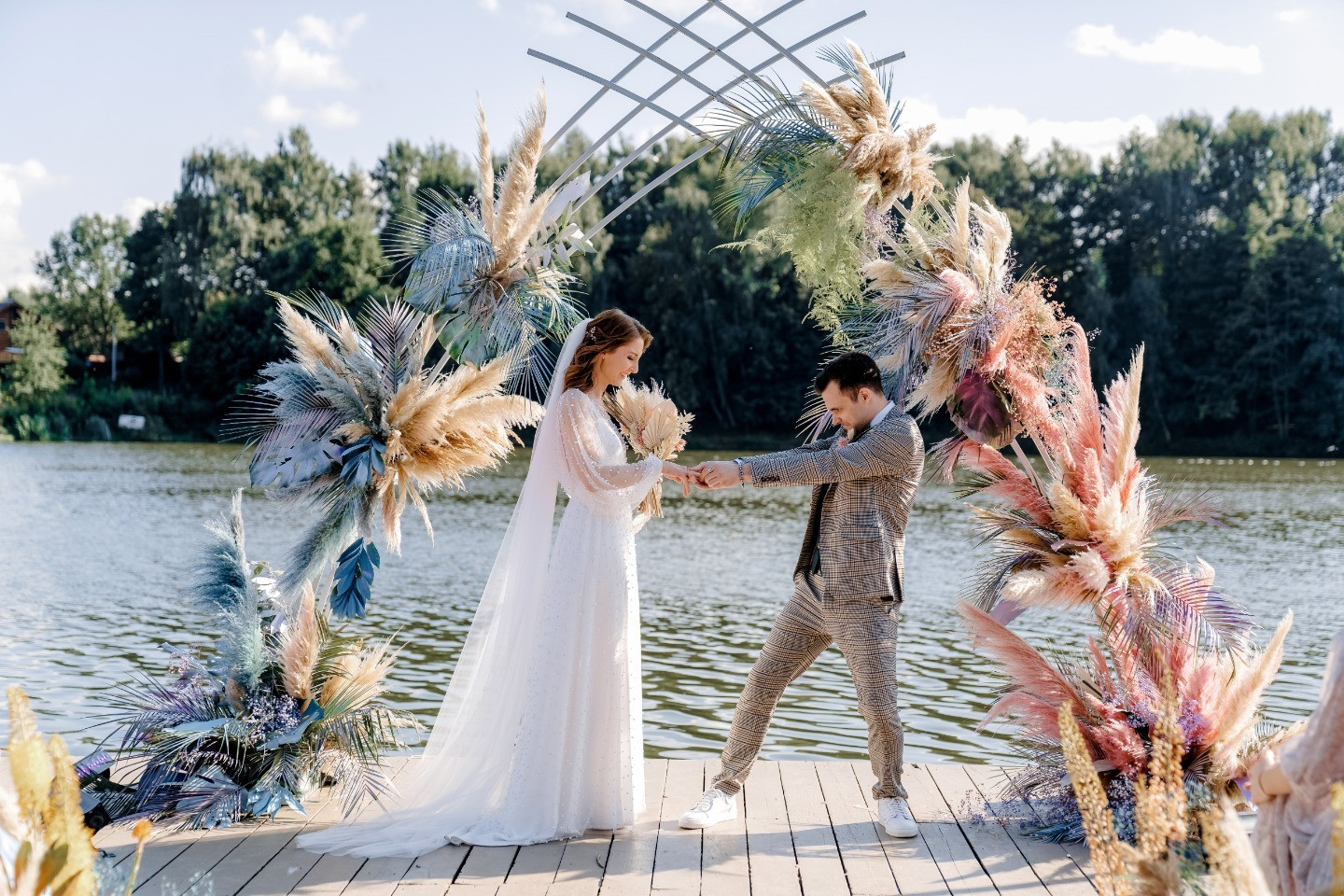 Блики солнца: летняя свадьба у воды