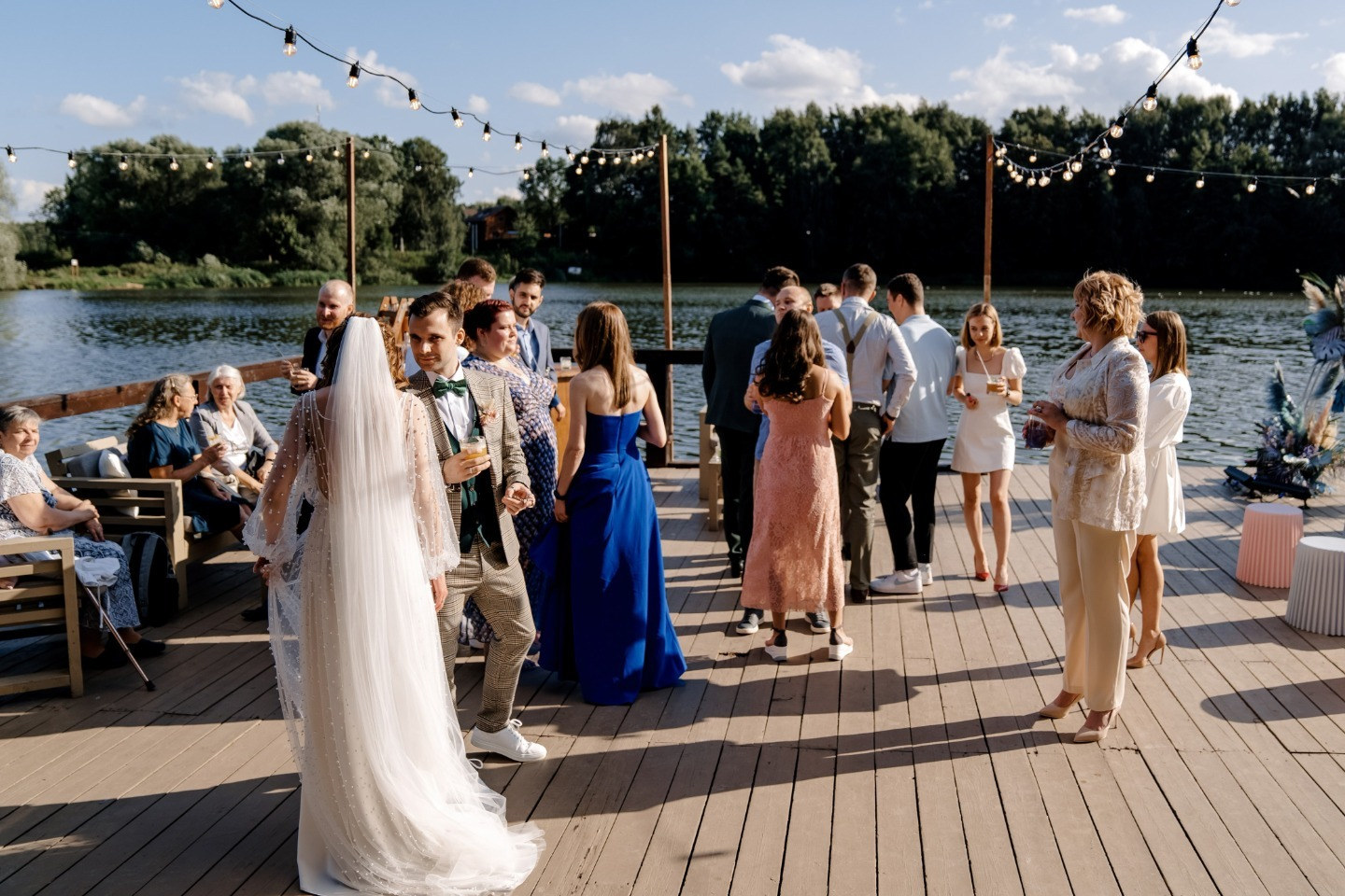 Блики солнца: летняя свадьба у воды