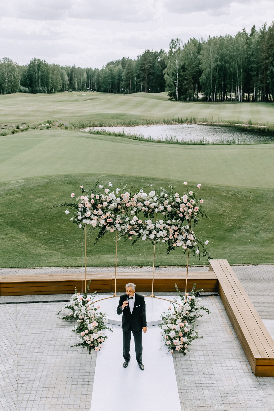 Светлая романтика: классическая свадьба в гольф-клубе