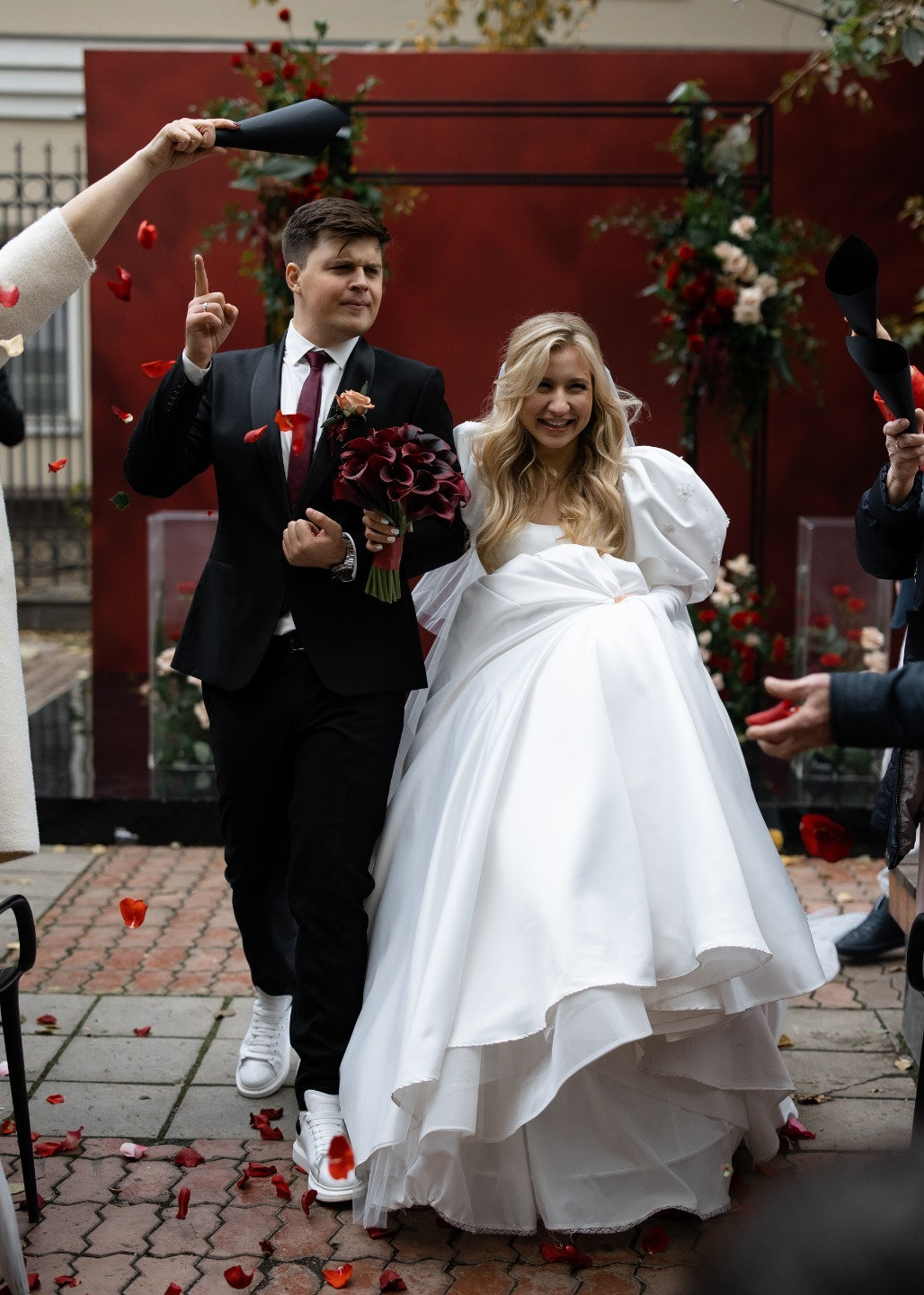 Аллилуйя любви: свадьба в бордовой палитре