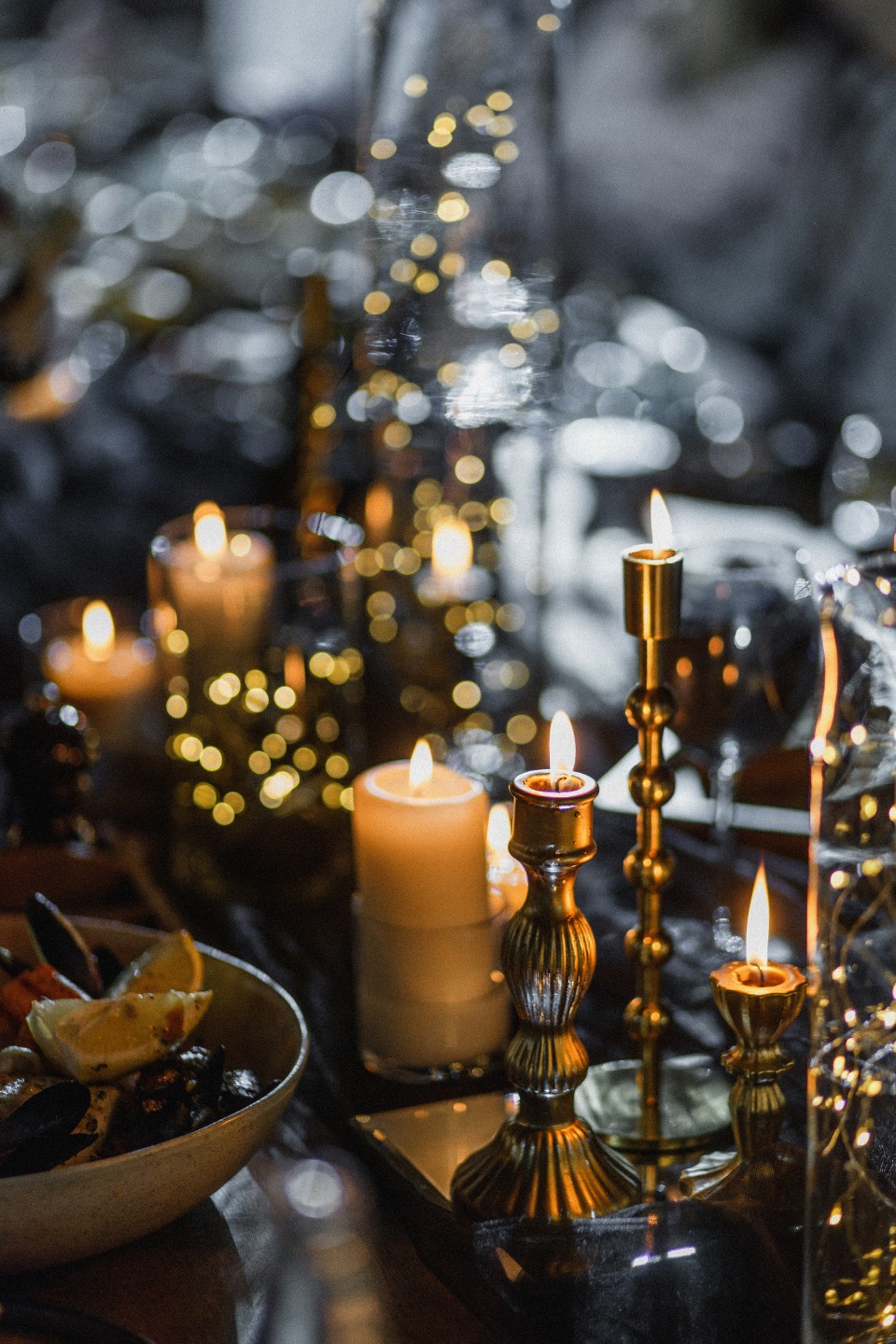 Брызги шампанского: свадьба в тёмной гамме в ресторане