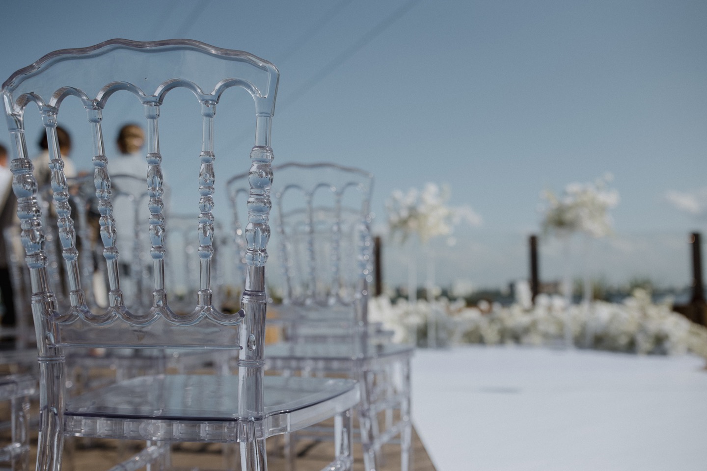 В белой гамме: классическая свадьба у воды