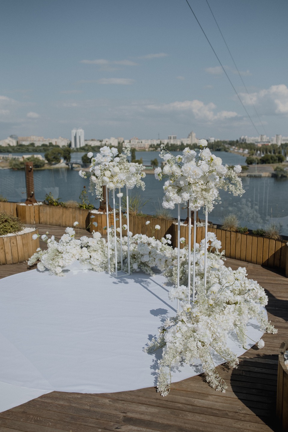 В белой гамме: классическая свадьба у воды
