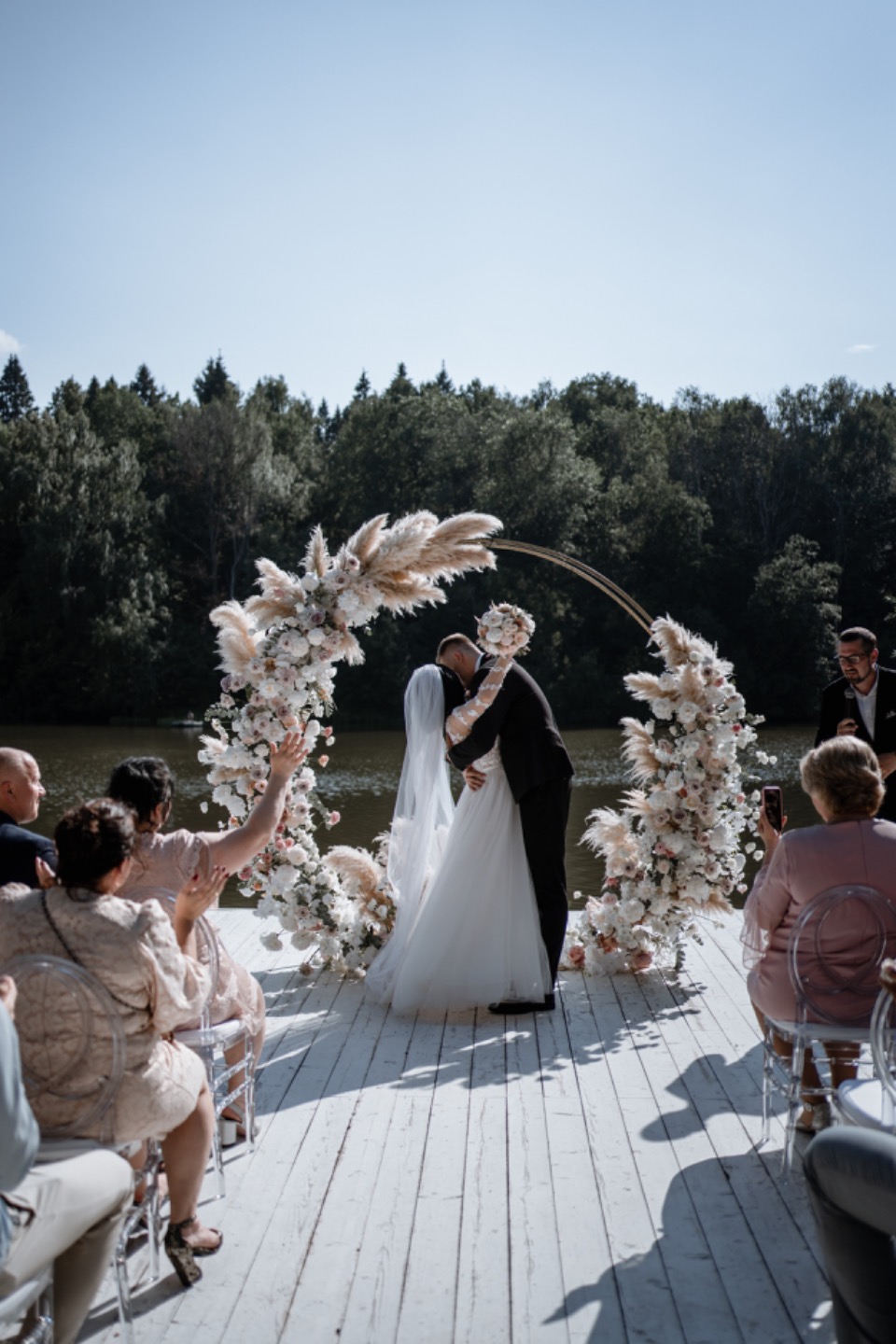 Летняя романтинка: свадебная церемония у воды