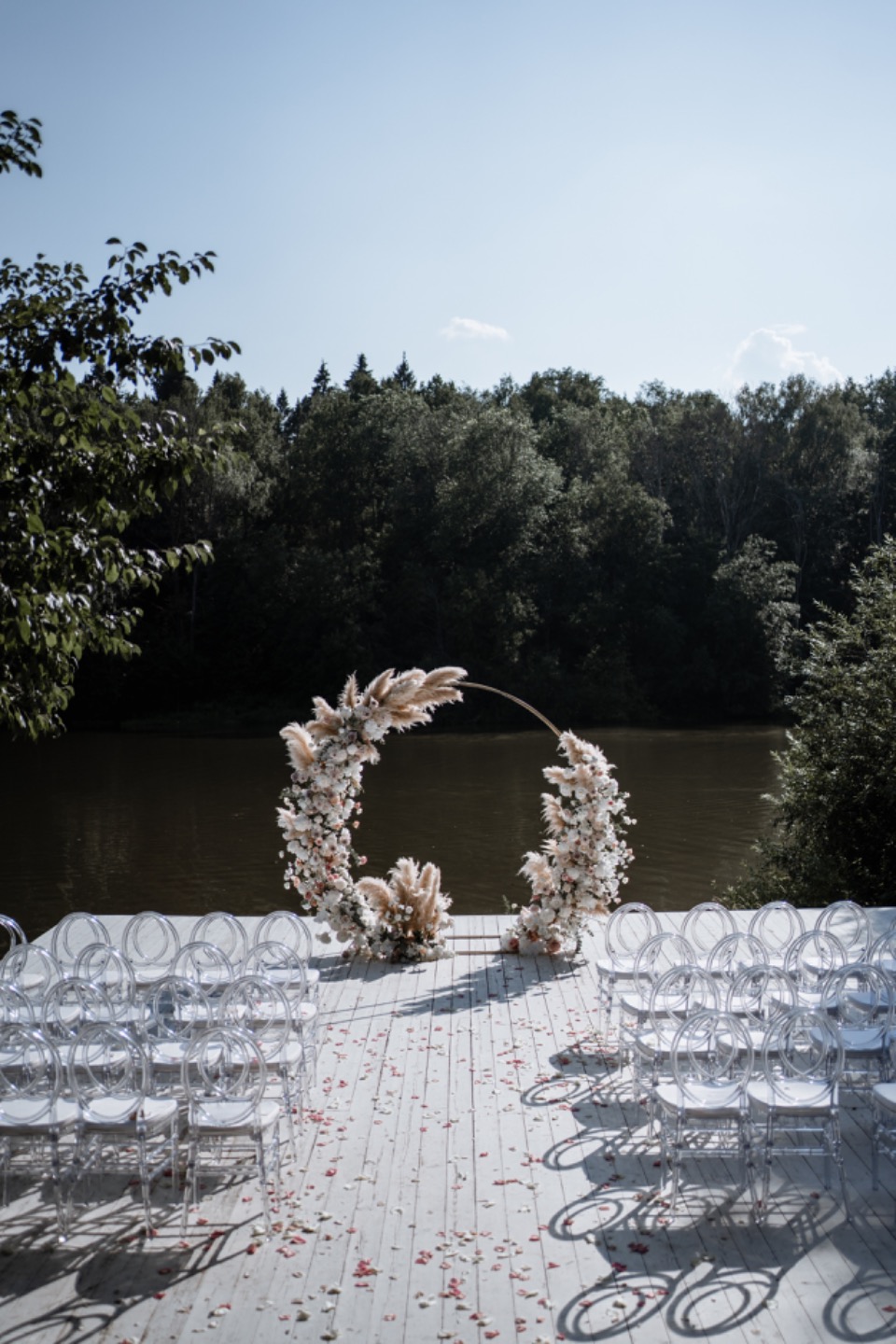 Летняя романтинка: свадебная церемония у воды