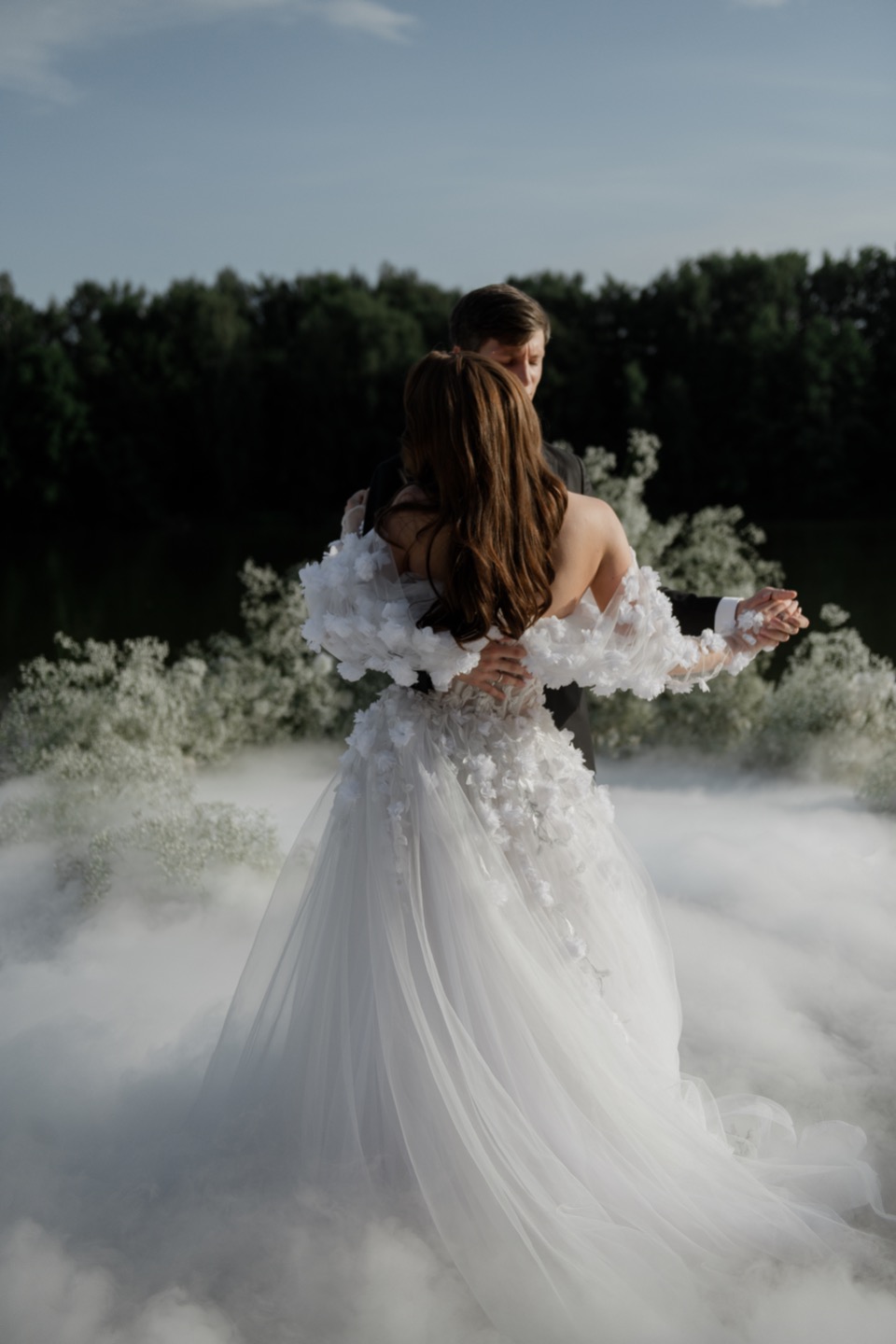 Воздушная нежность: свадьба в светлой гамме у воды